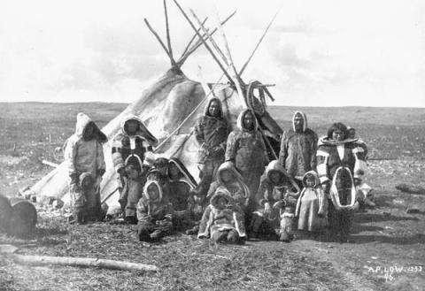 Black and white photo of a group of Inuit in Kuujjuarapik, Nunavik, Quebec.