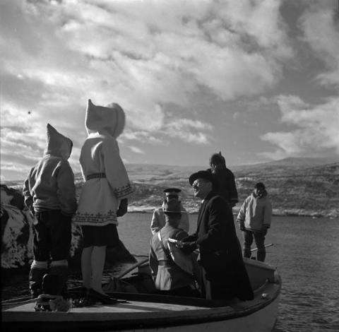 Black and white photo of the postmaster for the Eastern Arctic arriving at Pangnirtung, Nunavut.