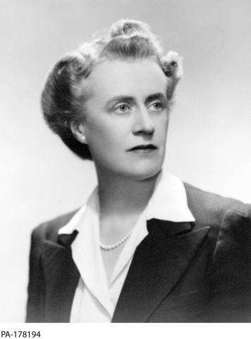 CE18-Women Black and white photograph of Thérèse Casgrain.
