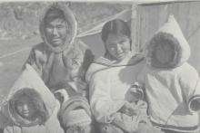 VRTT_Inuit_ContextCard_EN Black and white photo of an Inuit family.